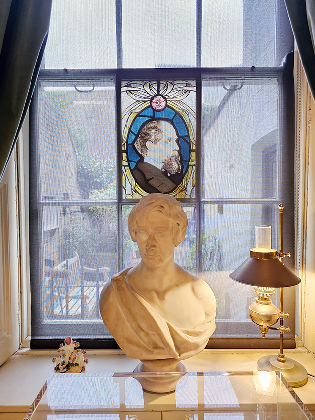 A bust of Charles Dickens.